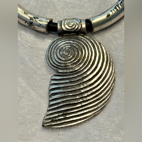 Vintage Silvertone Shell Necklace - Picture 4 of 7